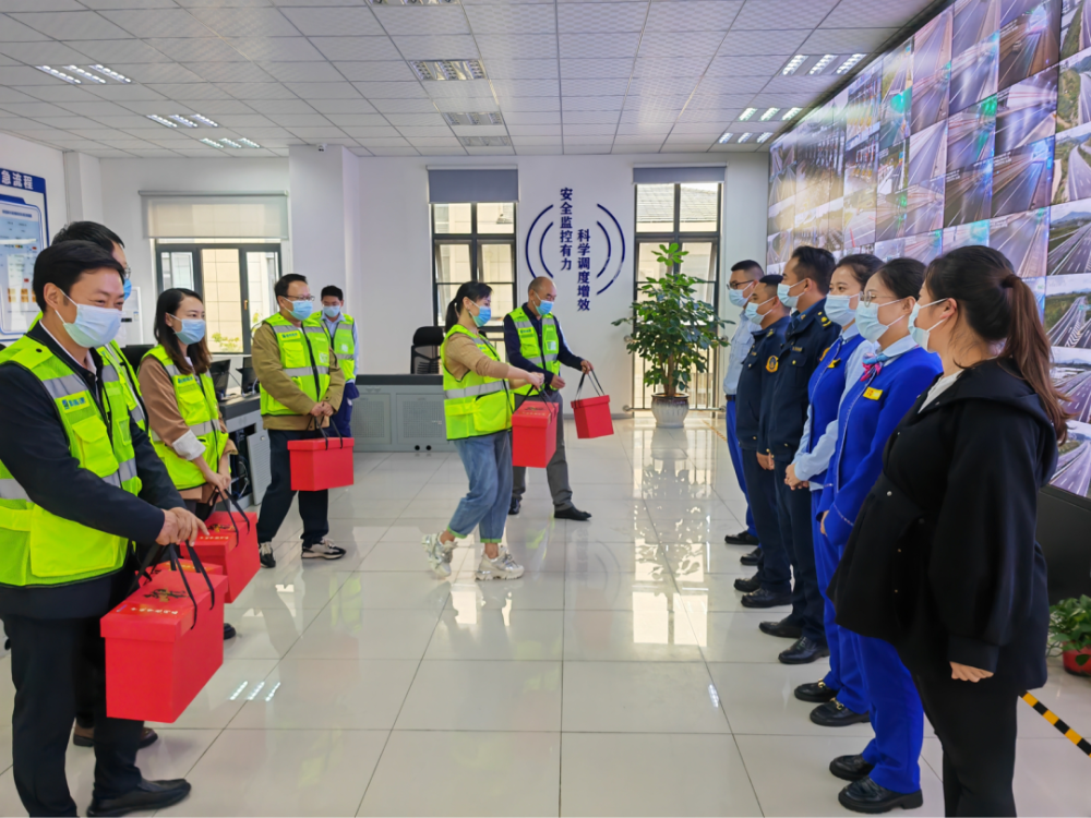 公司党委副书记、纪委书记张彦，总工程师杨新红到宜石、石泸公司开展慰问